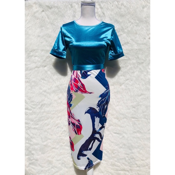 Dresses & Skirts - NWT BODYCON DRESS WITH FLOWERS